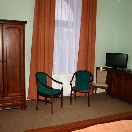 Hotel Zlaty Lev Louny Esterno foto